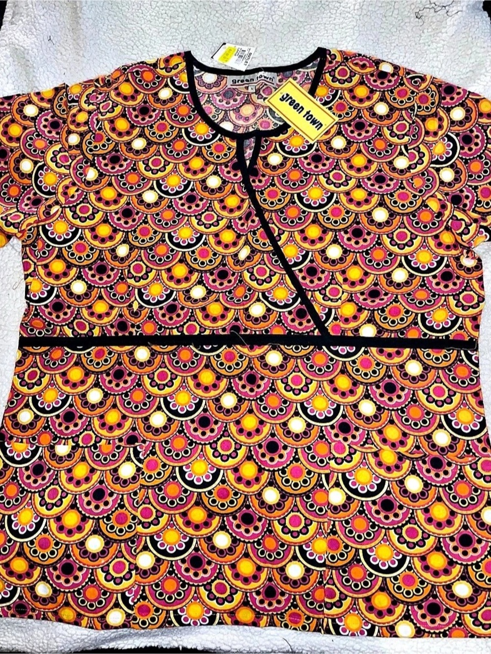 Green Town Geometric Scrub top in Orange & Pink Size Large NWT
